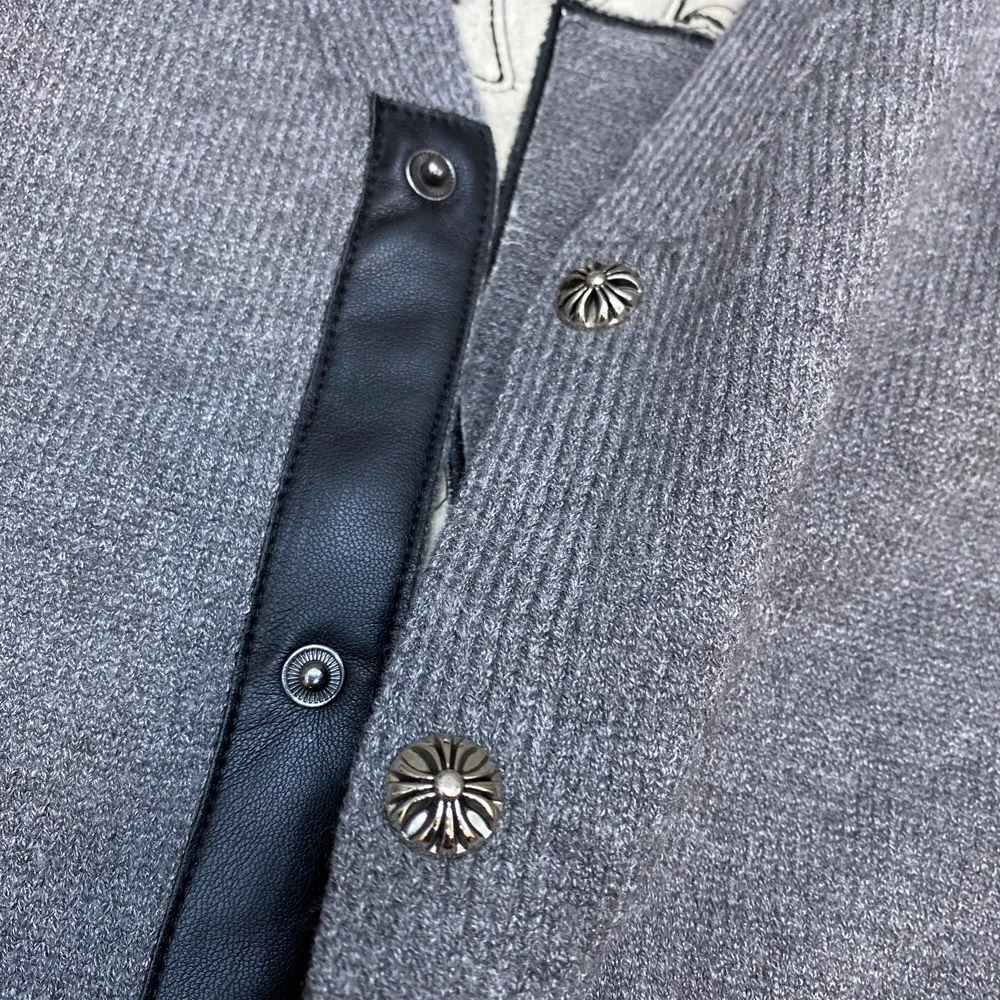 P296 Chrome Hearts 🍁Sweater series🍁 New V-neck buttoned cardigan sweater for autumn and winter. Selected high-quality wool blended knitted fabrics. Tajima machine embroidery➕ Heavy cross sheepskin patchwork craftsmanship. Total size 17 pieces of patchwork➕Customized silver-proof lattice buckle. Non-market ordinary version. 🏷Three standards complete🏷 🌈Recommended colors: black white🌈